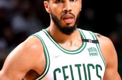 九游体育-塔图姆在勇士比赛中表现优异，战术调整引发热议！