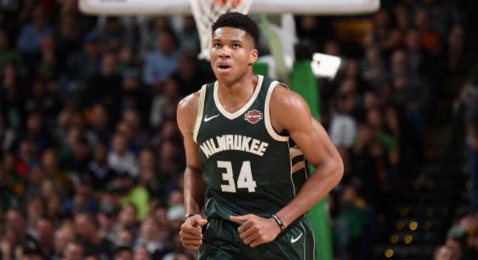 九游体育-字母哥重返赛场，出色防守首场状态出色，澳大利亚队观众沸腾！的简单介绍